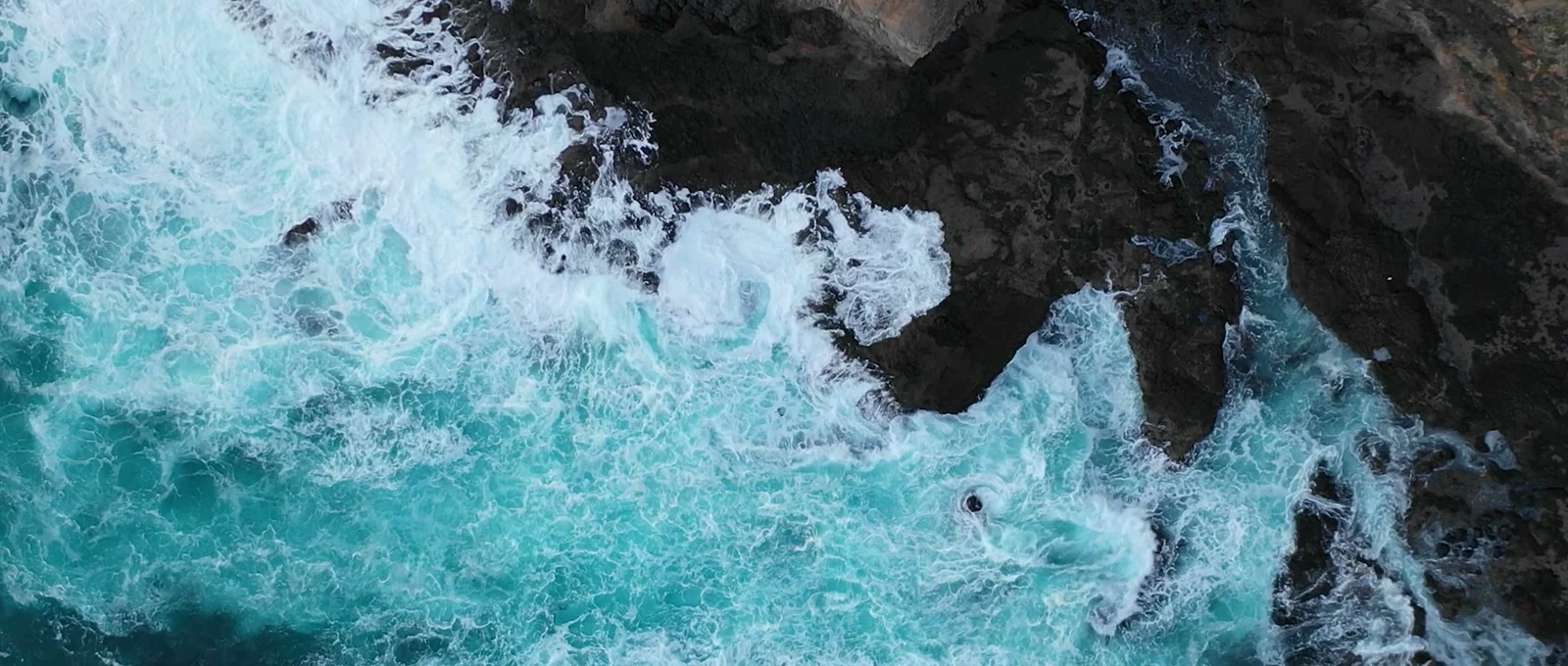 Scena dal video di Mare Italia: il mare e la pesca